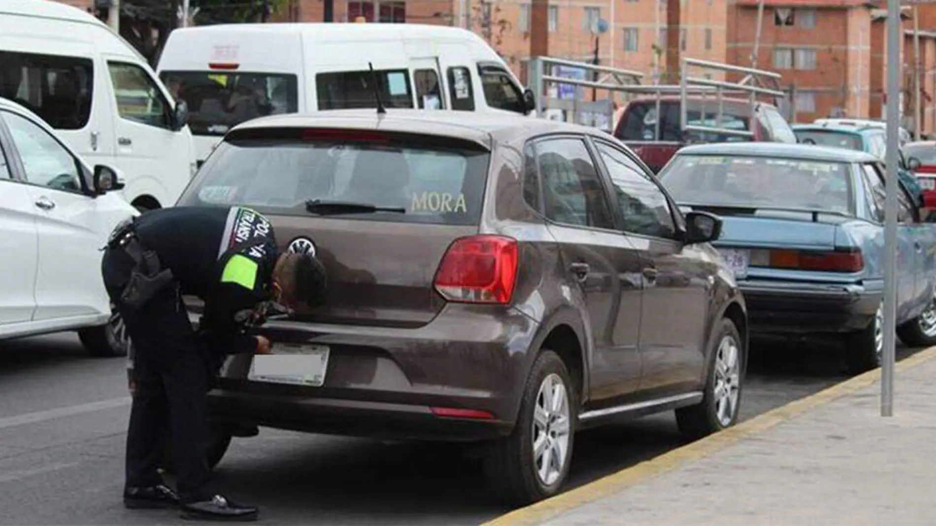 Para que una persona pueda manejar vehículos motorizados debe portar licencia o permiso para conducir, que esté vigente